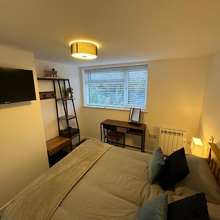 Modern 1 Bed Apartment With Car Parking Bitton Екстер'єр фото