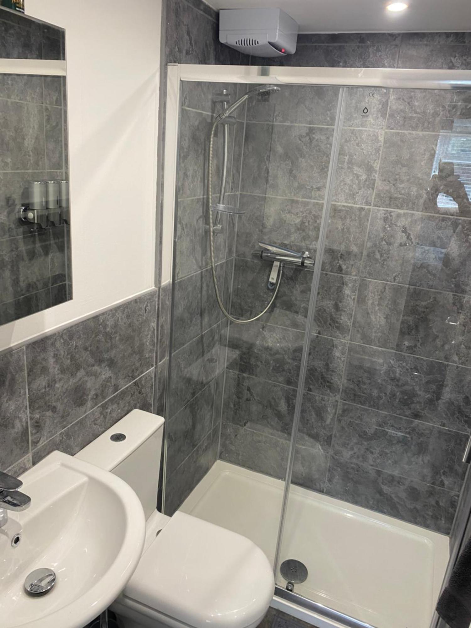 Modern 1 Bed Apartment With Car Parking Bitton Екстер'єр фото