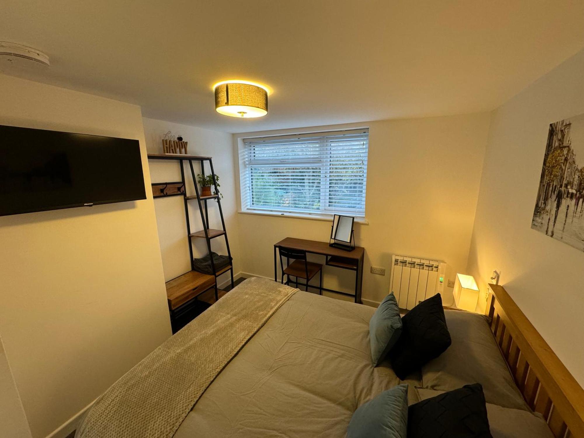 Modern 1 Bed Apartment With Car Parking Bitton Екстер'єр фото