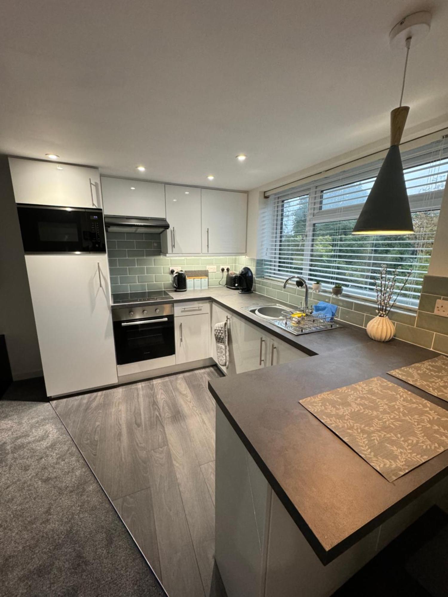 Modern 1 Bed Apartment With Car Parking Bitton Екстер'єр фото